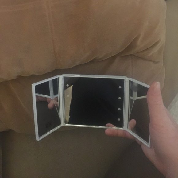 Plum Beauty compact LED tri fold mirror travel - Picture 4 of 9
